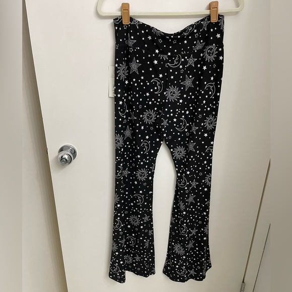 Pull-on flare leg celestial print pants - Picture 2 of 6